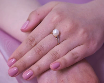 Кольцо из желтого золота с белой речной жемчужиной 8,5-9 мм