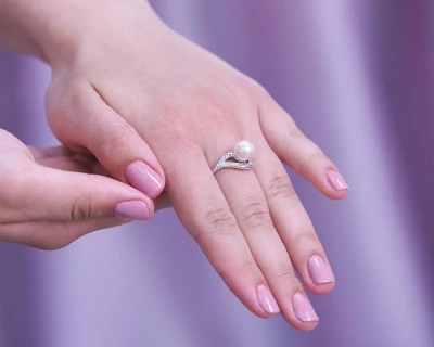 Кольцо из белого золота с белой речной жемчужиной 8,5-9 мм