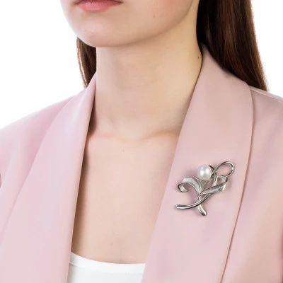 Брошь из серебра с белой речной жемчужиной "капля" 13-15 мм