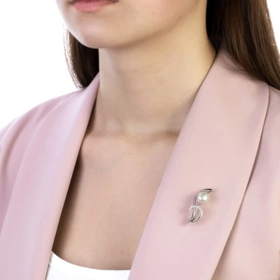 Брошь из серебра с белой речной жемчужиной 9,5-10 мм