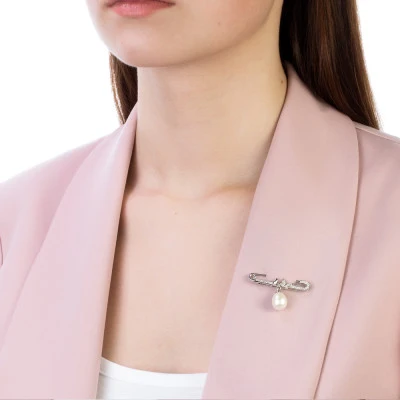 Брошь из серебра с белой речной жемчужиной "капля" 9-10 мм
