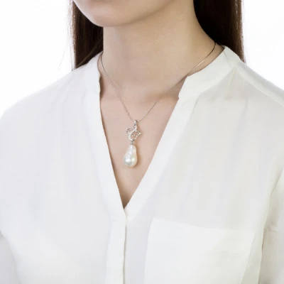 Кулон из серебра с белой речной барочной жемчужиной 13-16 мм