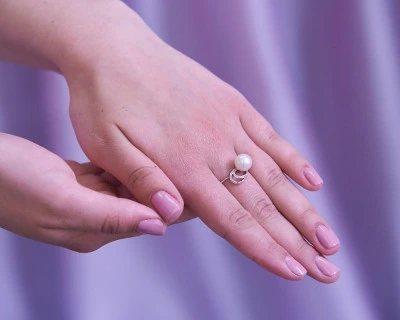 Кольцо из белого золота с белой речной жемчужиной 8,5-9 мм