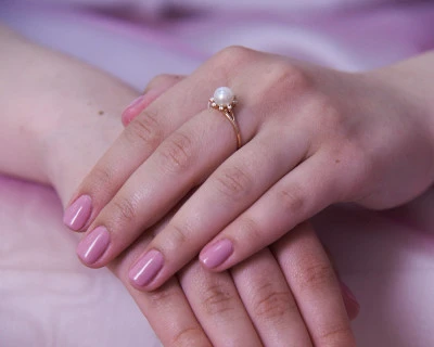 Кольцо из красного золота с белой речной жемчужиной 7-7,5 мм