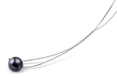 Цепочка из белого золота с черной круглой морской жемчужиной 8,5-9,5 мм. Длина 40 см