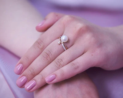 Кольцо из красного золота с белой речной жемчужиной 8-8,5 мм