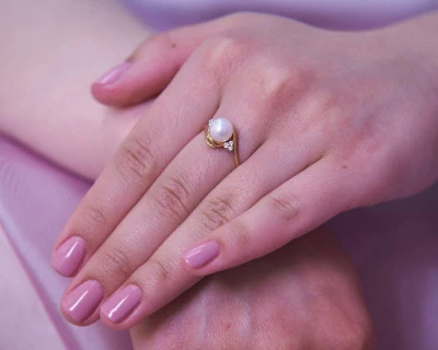 Кольцо из желтого золота с белой речной жемчужиной 7,5-8 мм